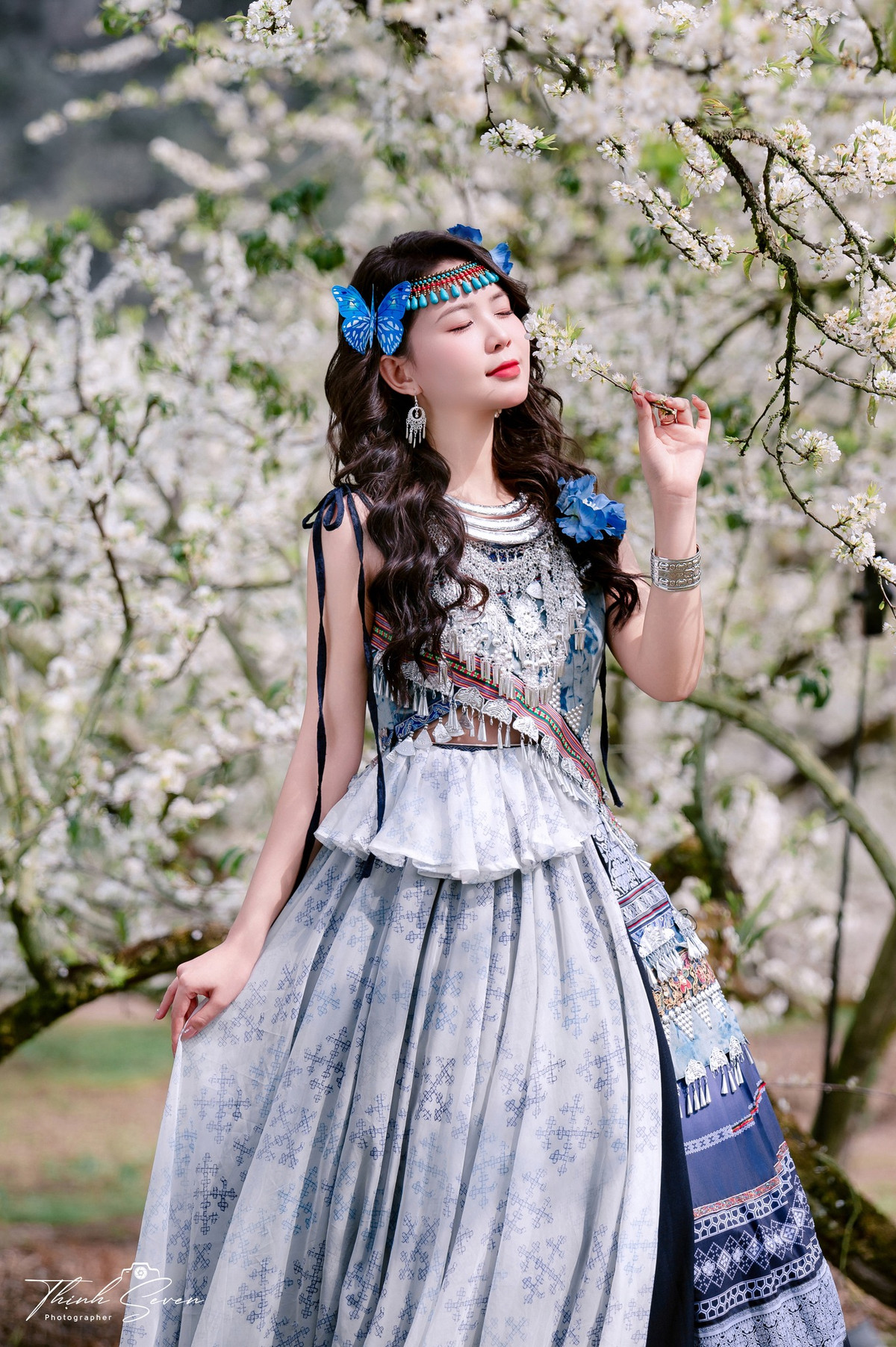Bộ ảnh một thiếu nữ tạo dáng e ấp bên những cành hoa mận trắng xóa được một nhiếp ảnh gia chia sẻ ngay lập tức thu về lượng lớn sự chú ý.