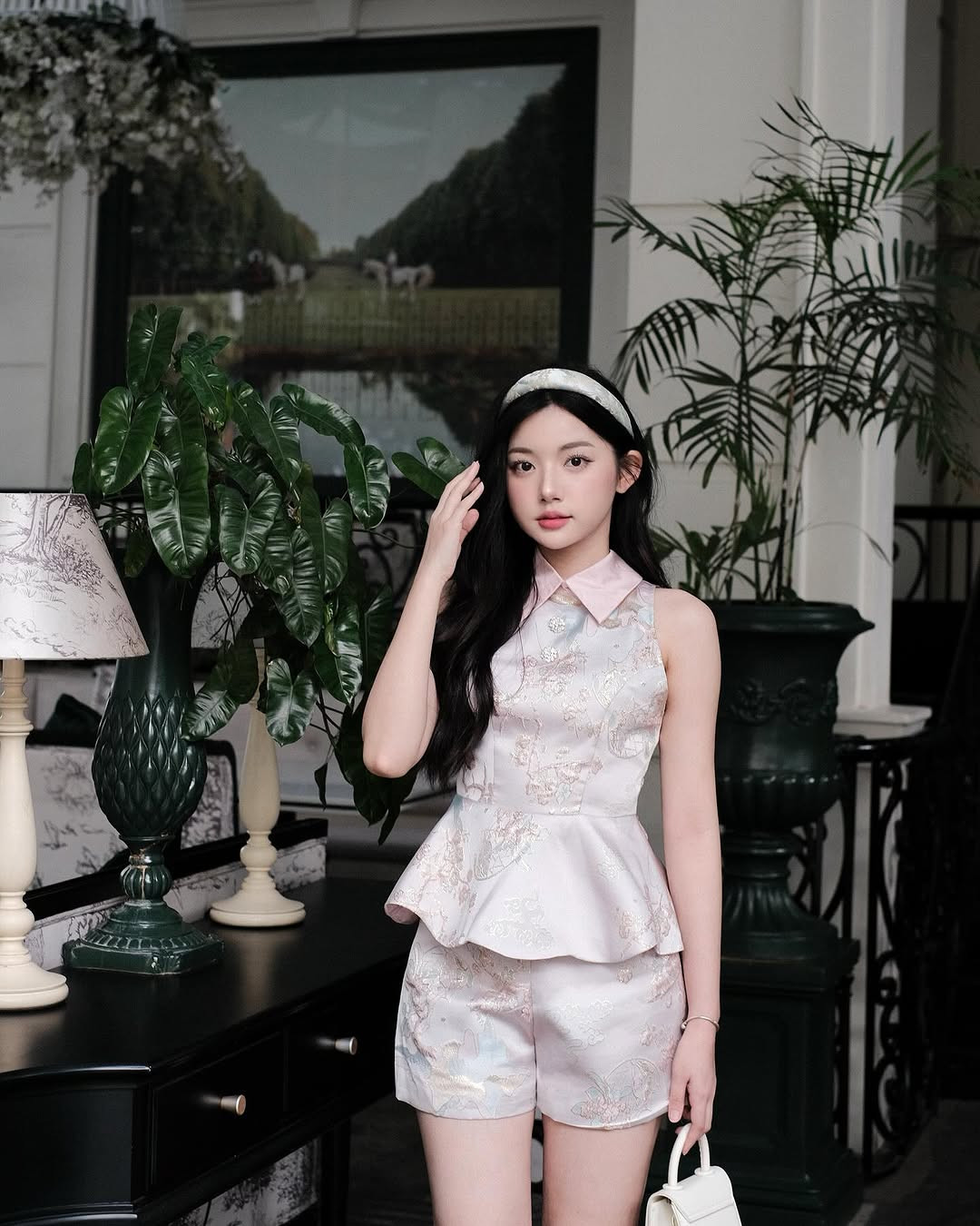 Ở phần bình luận, nhiều người không ngừng xuýt xoa trước nhan sắc cô nàng: "Xinh lắm nàng ơi", "xin vía da trắng như vậy ạ".