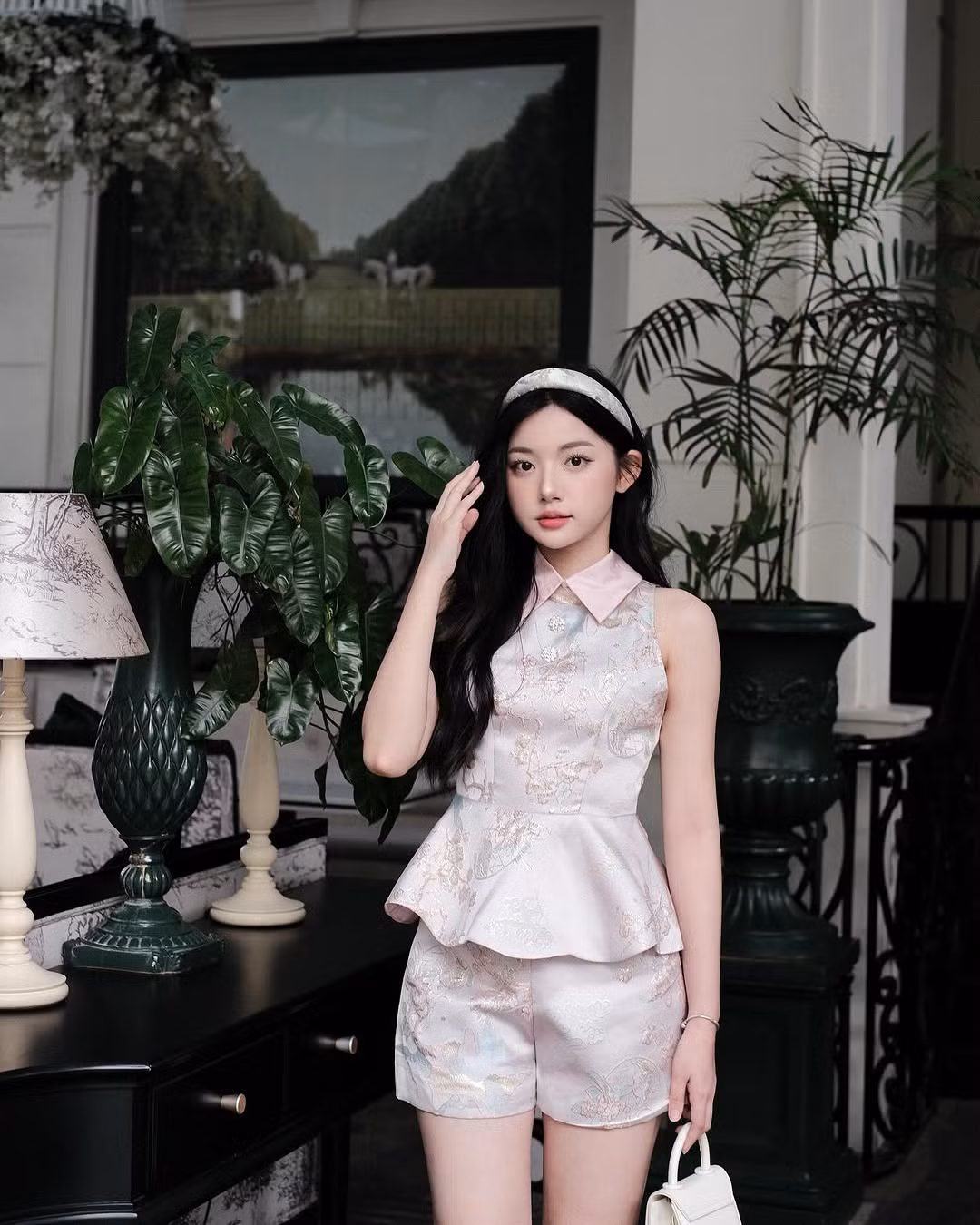 Ở phần bình luận, nhiều người không ngừng xuýt xoa trước nhan sắc cô nàng: "Xinh lắm nàng ơi", "xin vía da trắng như vậy ạ".