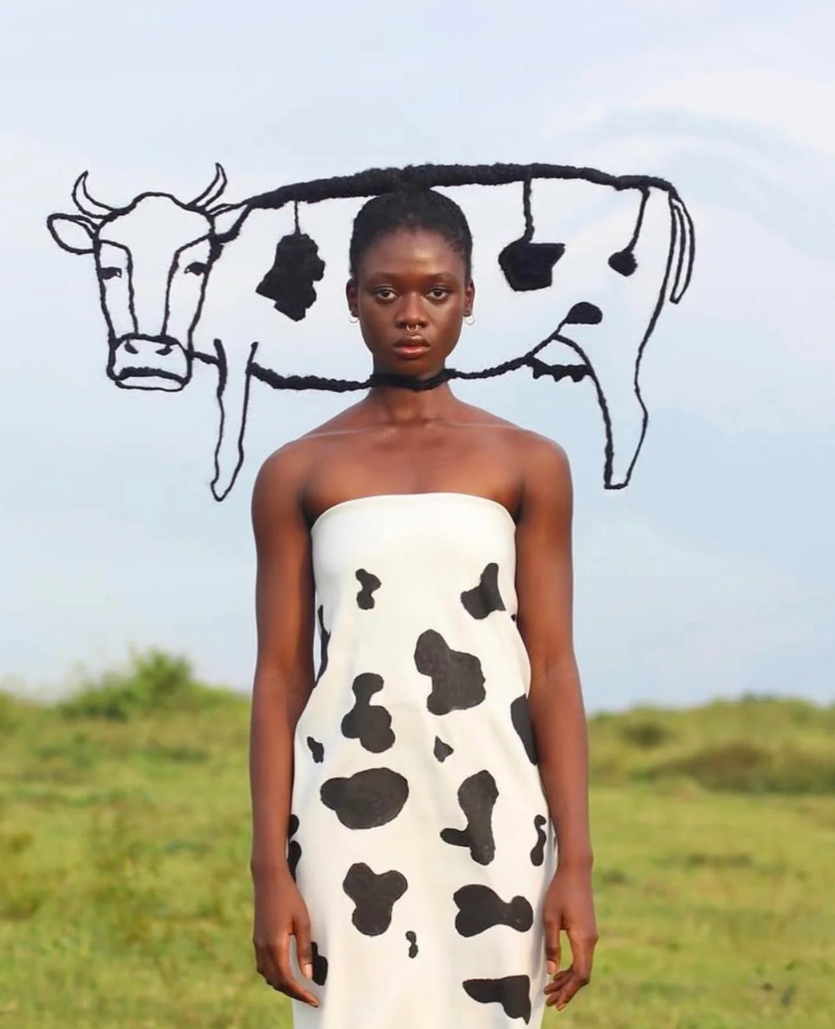 Cô tạo ra các tác phẩm từ những lọn tóc tết của bản thân kết hợp với nhiều phụ kiện như ghim, len hay nơ để tạo nên nhiều kiểu tóc có tạo hình mới lạ.