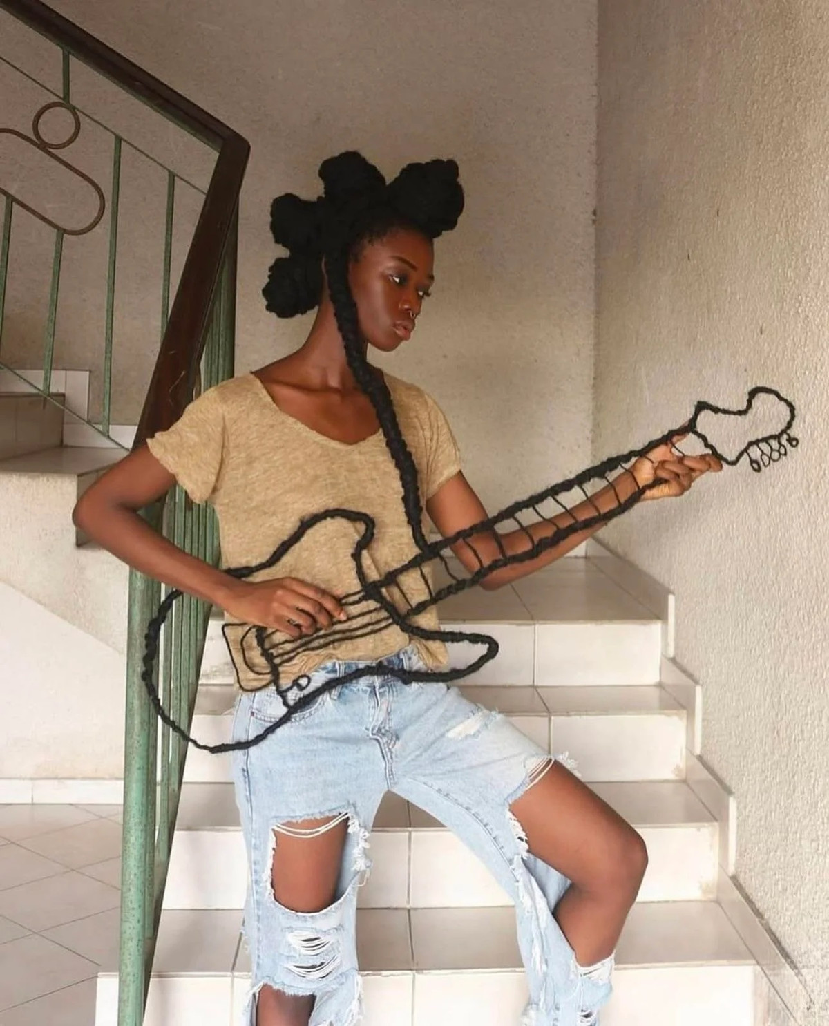 Cô nàng cũng phối cùng với phong cách ăn mặc, địa điểm để phù hợp với từng "tác phẩm" tóc của mình.