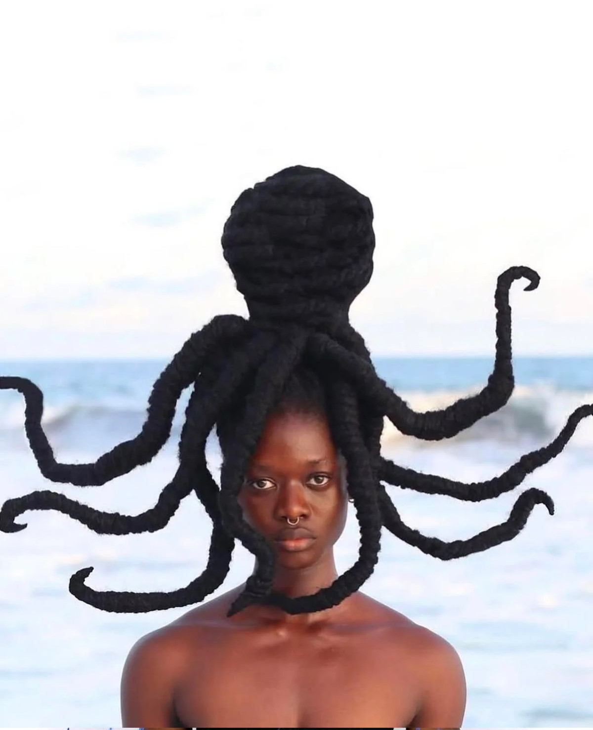 Laetitia còn kết hợp nhiều phụ kiện như ghim, len hay nơ để làm cho những kiểu tóc thêm sinh động, có sức hút.