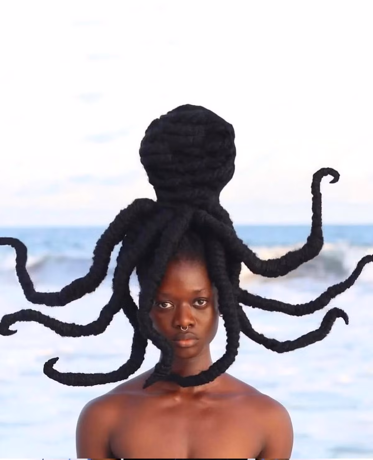 Laetitia còn kết hợp nhiều phụ kiện như ghim, len hay nơ để làm cho những kiểu tóc thêm sinh động, có sức hút.