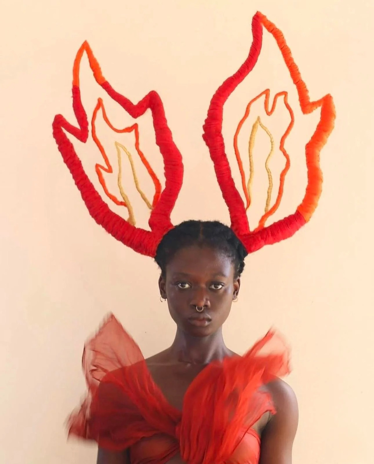 Chỉ với mái tóc, cô có thể tạo ra rất những hình dạng khác nhau, khiến nhiều người thích thú.