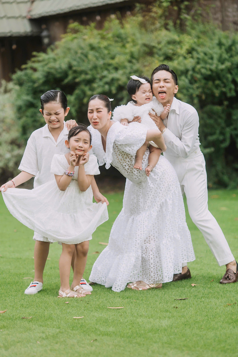 Bé Lisa chụp ảnh cùng gia đình trong bộ ảnh kỉ niệm sinh nhật 1 tuổi, lúc này cô bé mới bước những bước chập chững.