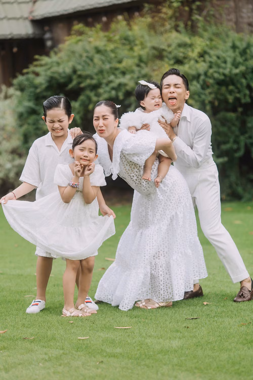 Bé Lisa chụp ảnh cùng gia đình trong bộ ảnh kỉ niệm sinh nhật 1 tuổi, lúc này cô bé mới bước những bước chập chững.