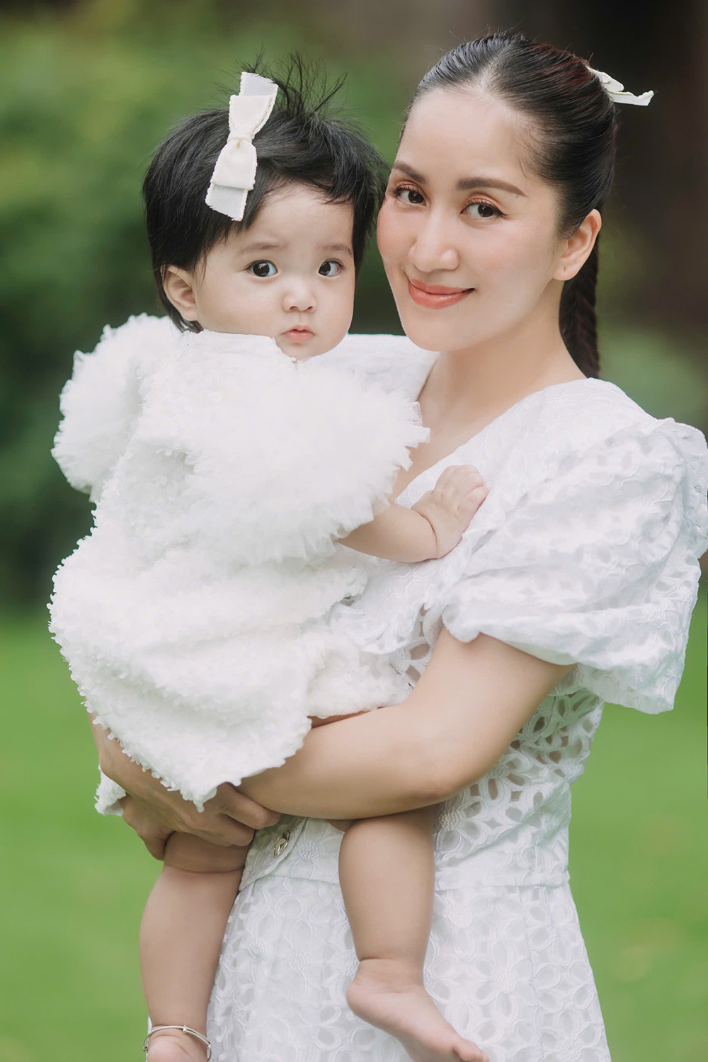 Lisa tên thật Thùy Linh, là con thứ ba của vợ chồng Khánh Thi - Phan Hiển, sinh ngày 9/9/2023. Bé được đặt tên ở nhà theo tên thần tượng của anh trai Kubi và chị gái Anna trong nhóm nhạc Blackpink.