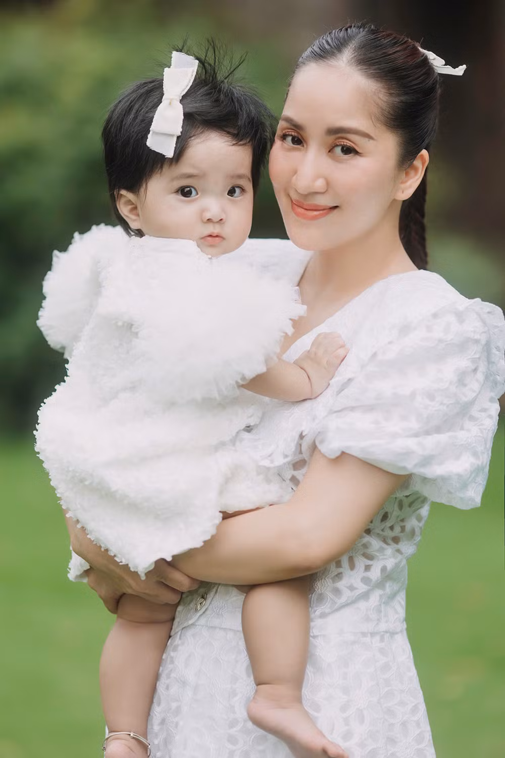 Lisa tên thật Thùy Linh, là con thứ ba của vợ chồng Khánh Thi - Phan Hiển, sinh ngày 9/9/2023. Bé được đặt tên ở nhà theo tên thần tượng của anh trai Kubi và chị gái Anna trong nhóm nhạc Blackpink.