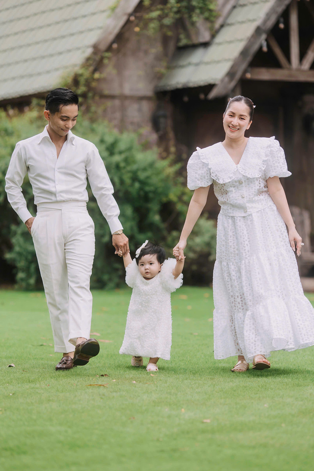 Bé vô cùng hiếu động nên lúc nào cũng phải có vài người trông nom.