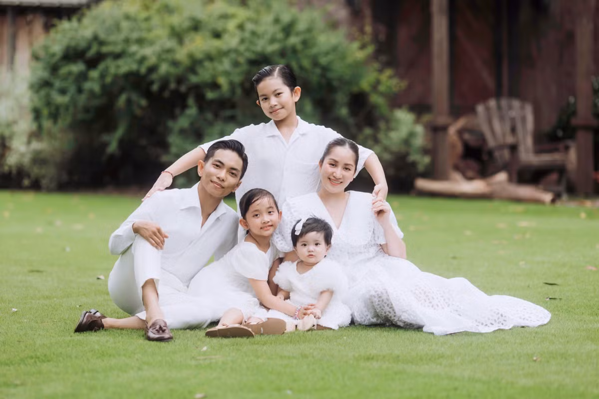 Lisa được bố nhận xét là một em bé khó tính và tăng động gấp hai lần chị gái Anna lúc nhỏ.