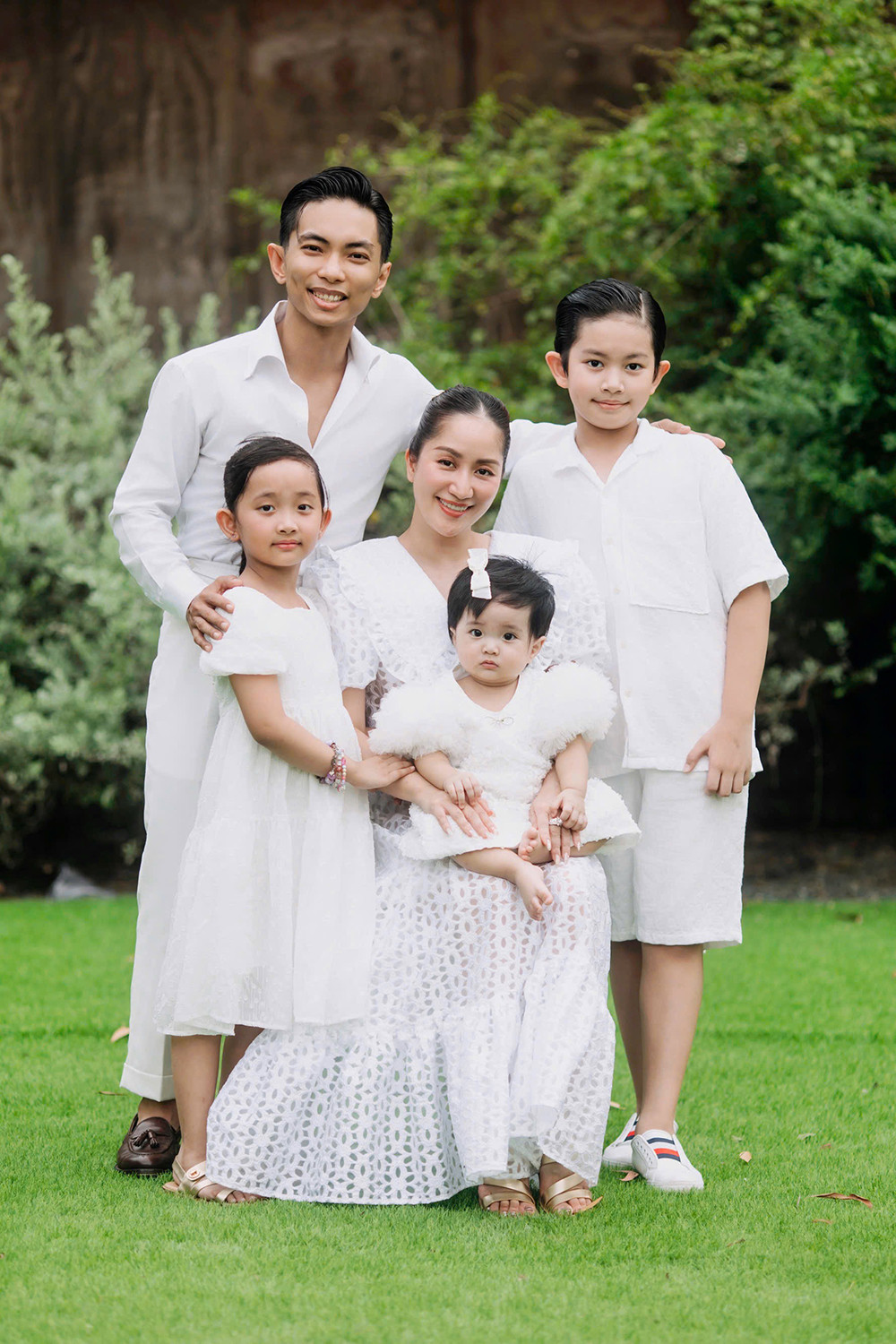 Lisa được mẹ cho mặc váy công chúa đính bèo nhún cầu kỳ, làm điệu thêm bằng nơ cài đầu, giày búp bê khi làm nhân vật chính trong bộ ảnh.