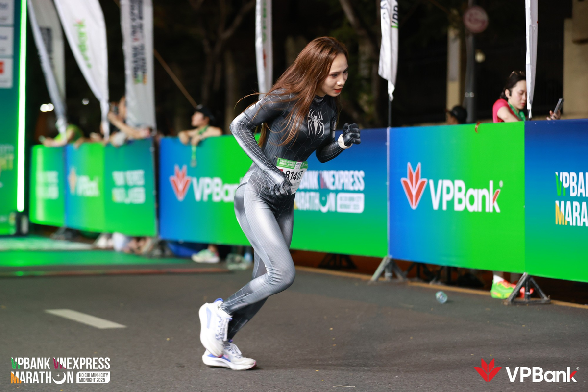 Theo đó, cô gái diện trang phục người nhện ôm sát lấy cơ thể, tóc buông xõa.