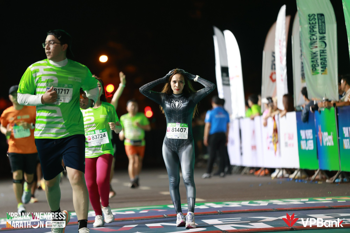 Cách diện đồ bó sát giúp cô nàng tôn lên đường cong cơ thể.