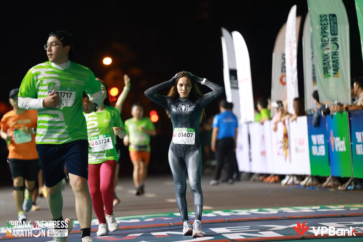 Cách diện đồ bó sát giúp cô nàng tôn lên đường cong cơ thể.