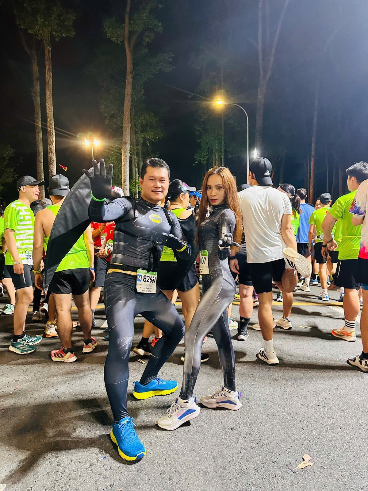 Không chỉ đăng ký tham dự chạy thi như các vận động viên khác, cô nàng còn không quên tạo dáng chuyên nghiệp và tương tác nhiệt tình với đồng đội.