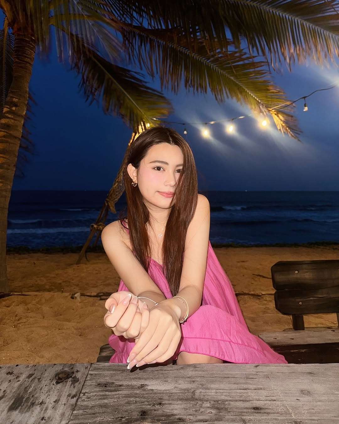 Hạt Dẻ lựa chọn cho mình chiếc maxi màu hồng hai dây nhẹ nhàng.