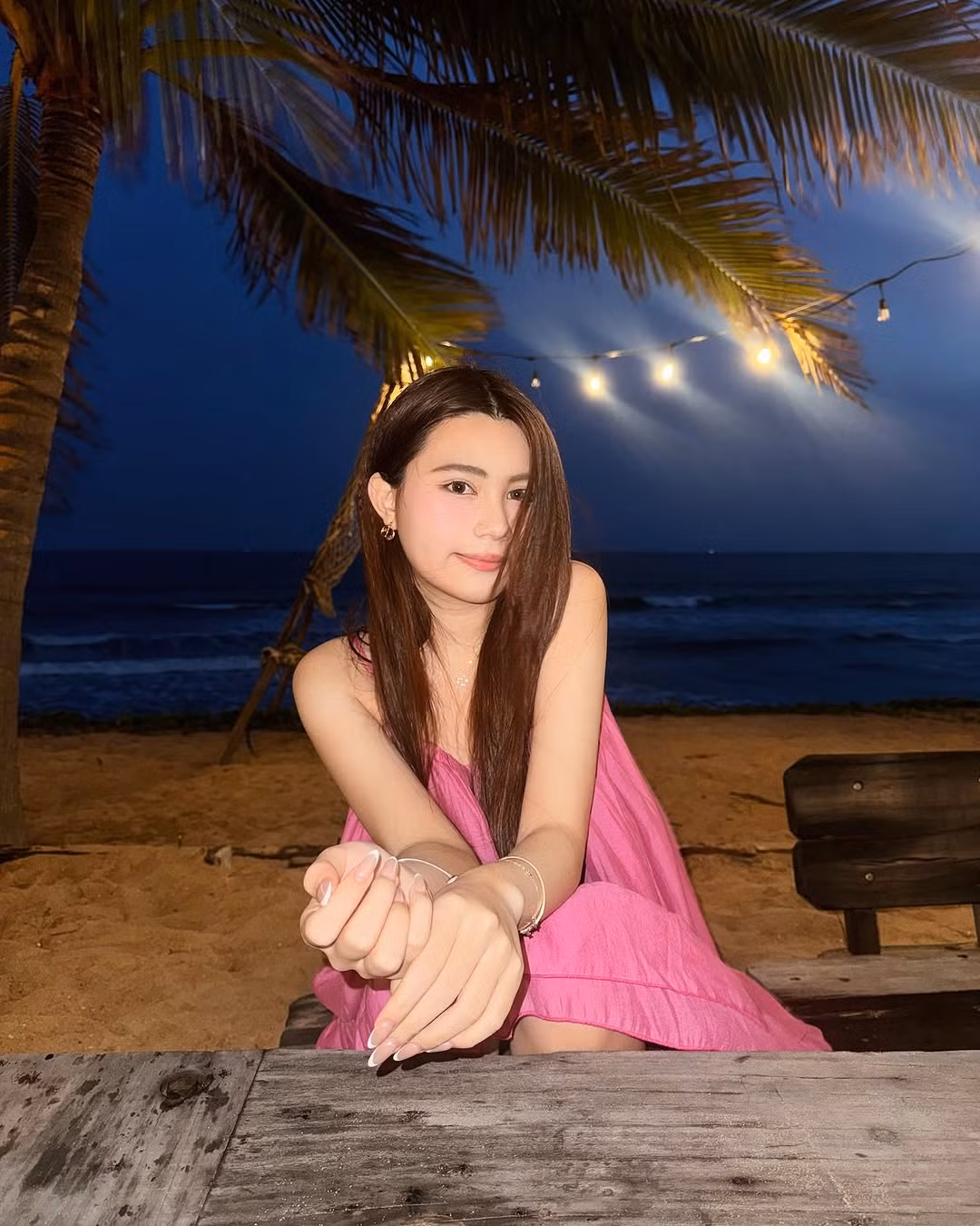 Hạt Dẻ lựa chọn cho mình chiếc maxi màu hồng hai dây nhẹ nhàng.