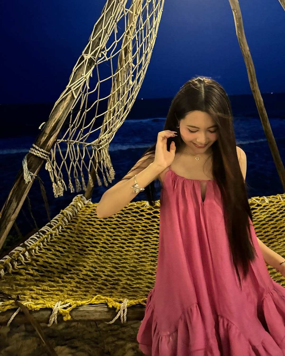 Cô bạn biết cách thay đổi phong cách ăn mặc theo nhiều hình tượng khác nhau, lúc thì cá tính sắc sảo, lúc lại nhẹ nhàng chuẩn nàng thơ.