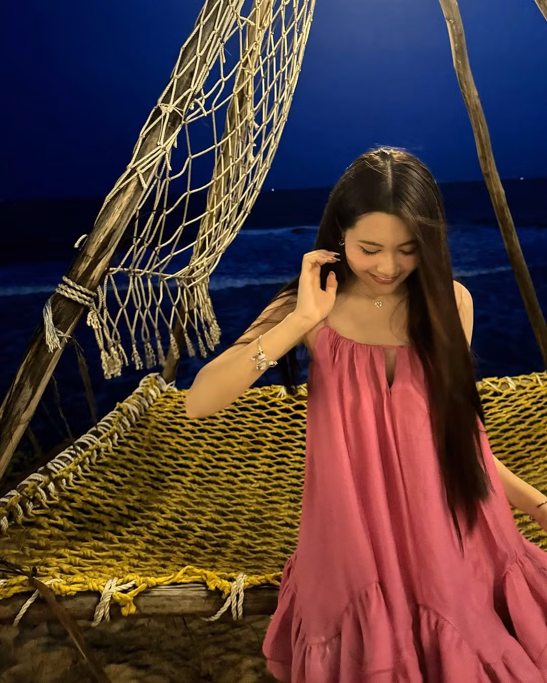 Cô bạn biết cách thay đổi phong cách ăn mặc theo nhiều hình tượng khác nhau, lúc thì cá tính sắc sảo, lúc lại nhẹ nhàng chuẩn nàng thơ.