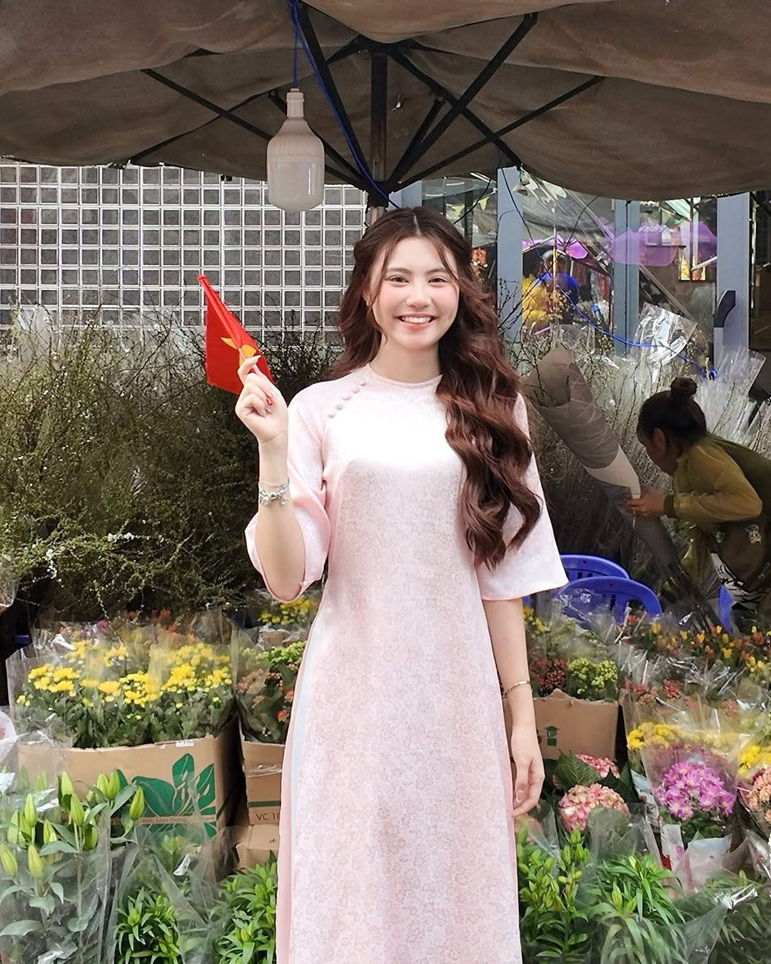 Trong mùa Tết năm nay, Hạt Dẻ khiến netizen không khỏi xuýt xoa với loạt ảnh áo dài xinh xắn, ngọt ngào.