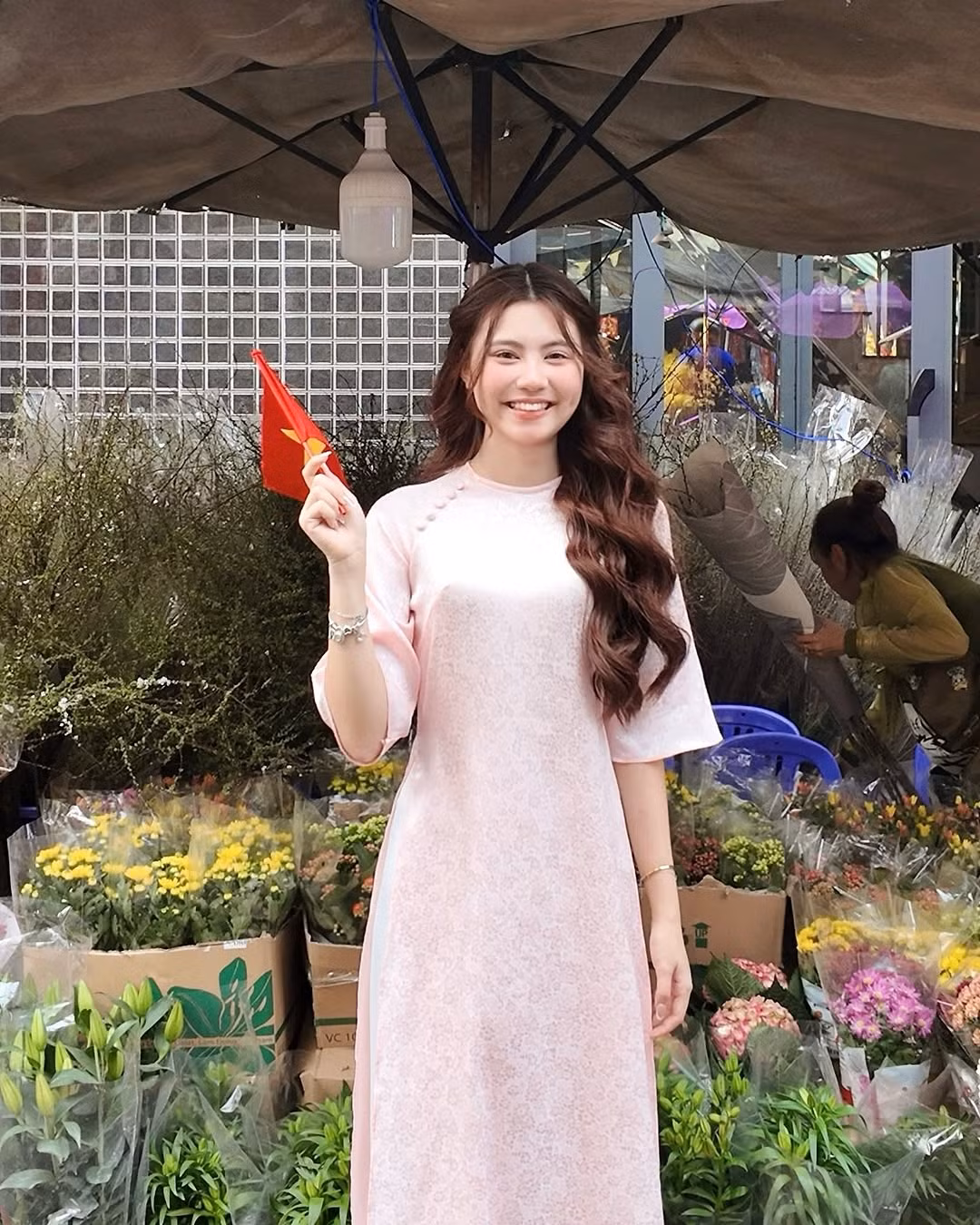 Trong mùa Tết năm nay, Hạt Dẻ khiến netizen không khỏi xuýt xoa với loạt ảnh áo dài xinh xắn, ngọt ngào.