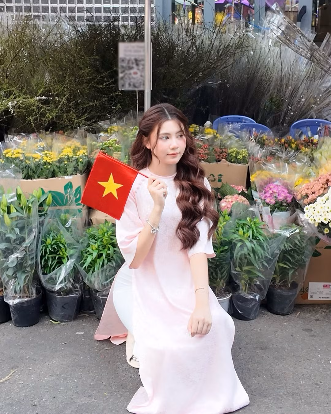 Nếu như Lọ Lem sở hữu nhan sắc ngọt ngào thì con gái út nhà MC Quyền Linh lại được nhận xét là sở hữu nhiều nét trội từ bố, như đôi mắt to, khuôn mặt bầu bĩnh. Hạt Dẻ ưa chuộng phong cách cá tính, năng động.