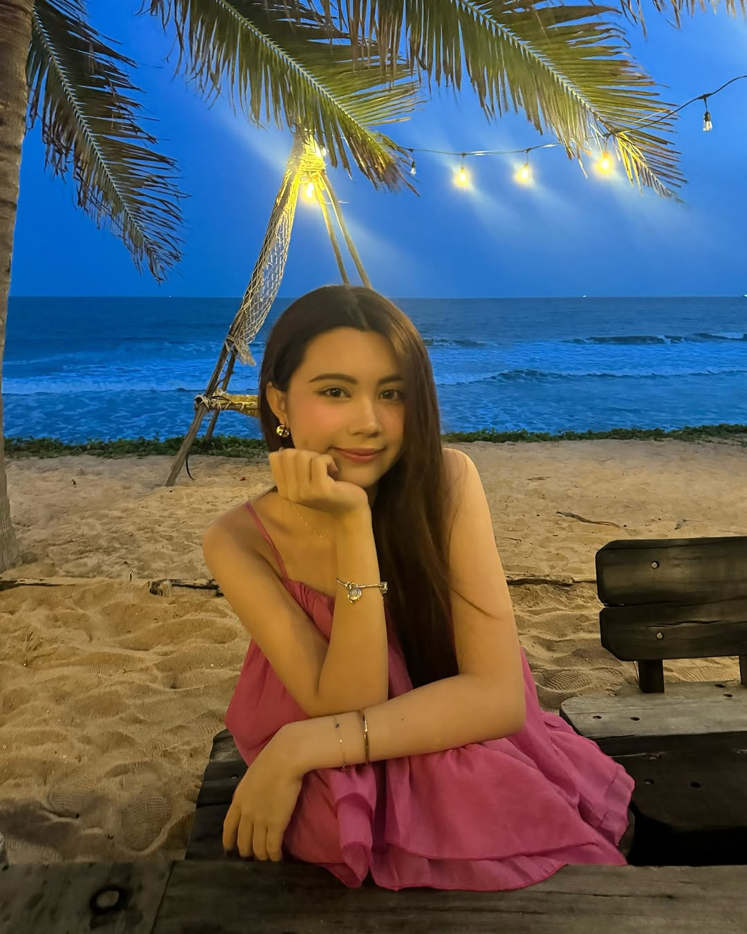 Hạt Dẻ (tên thật Mai Thảo Ngọc, sinh năm 2008), là con gái út nhà MC Quyền Linh. Cô bạn được đánh giá là mỹ nhân gen Z nổi bật, vừa xinh đẹp vừa có thành tích học tập ấn tượng.