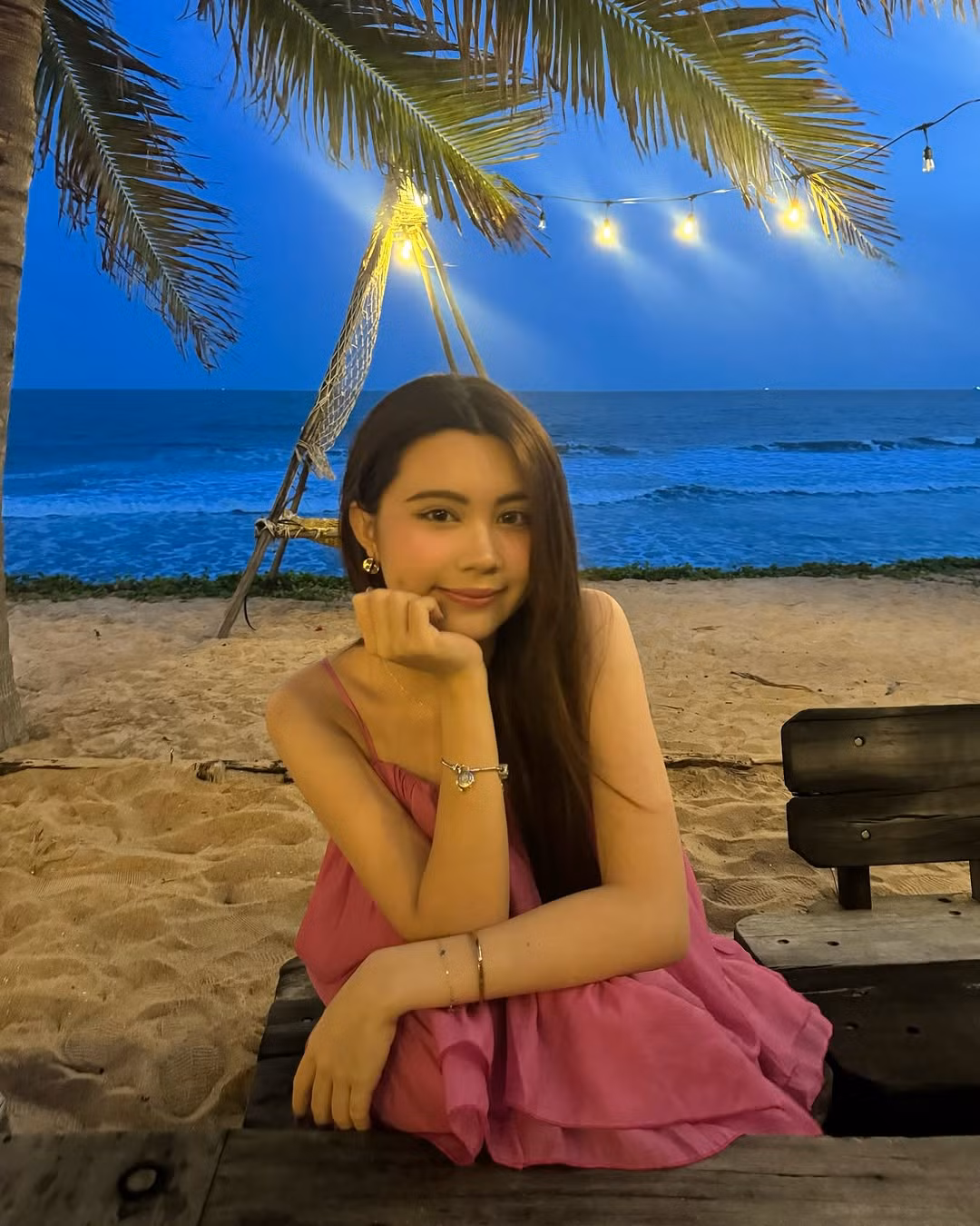 Hạt Dẻ (tên thật Mai Thảo Ngọc, sinh năm 2008), là con gái út nhà MC Quyền Linh. Cô bạn được đánh giá là mỹ nhân gen Z nổi bật, vừa xinh đẹp vừa có thành tích học tập ấn tượng.