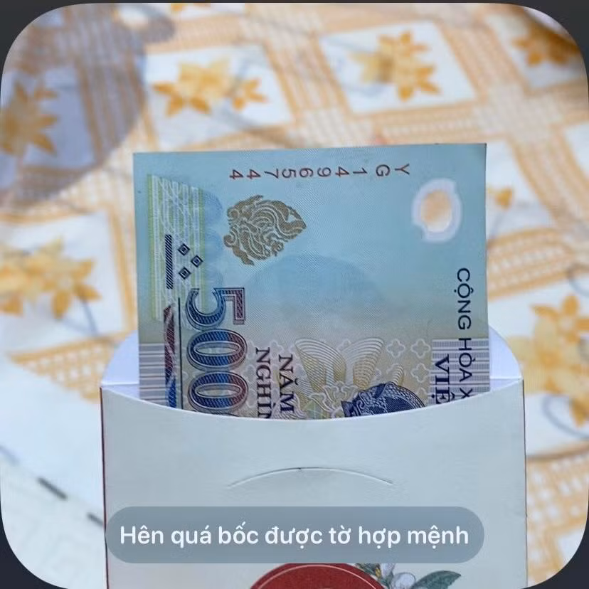 Nhiều cơ quan còn tổ chức việc rút thăm lì xì may mắn với nhiều mệnh giá lì xì khác nhau.