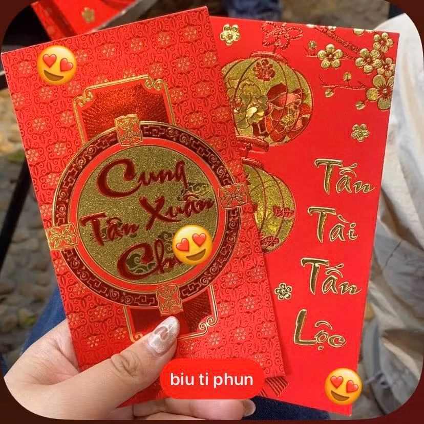 Những chiếc lì xì may mắn đầu năm được dân công sở háo hức đón nhận.