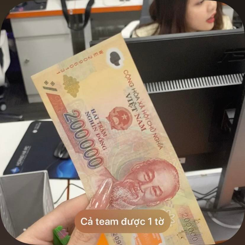 Không chỉ nhận tiền mừng tuổi từ sếp, các nhân viên văn phòng cũng hồ hởi lì xì, chúc một năm mới tốt lành, thành công.