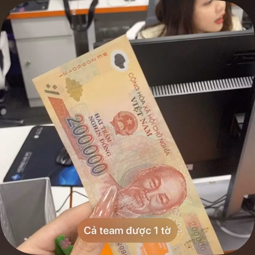 Không chỉ nhận tiền mừng tuổi từ sếp, các nhân viên văn phòng cũng hồ hởi lì xì, chúc một năm mới tốt lành, thành công.