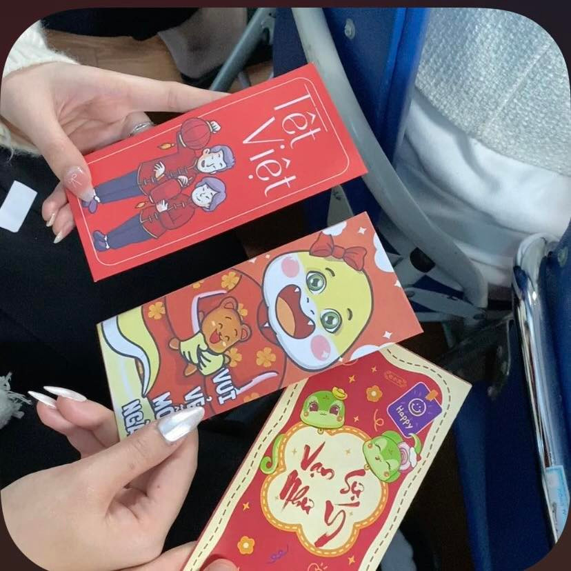 Việc khoe lì xì ngày đầu khai xuân không chỉ đơn thuần là muốn khoe khoang mà còn là cách để mọi người chia sẻ niềm vui, may mắn trong dịp Tết, mong một năm mới thắng lợi, thành công.