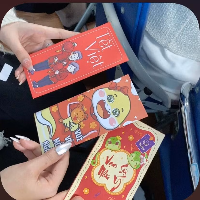 Việc khoe lì xì ngày đầu khai xuân không chỉ đơn thuần là muốn khoe khoang mà còn là cách để mọi người chia sẻ niềm vui, may mắn trong dịp Tết, mong một năm mới thắng lợi, thành công.