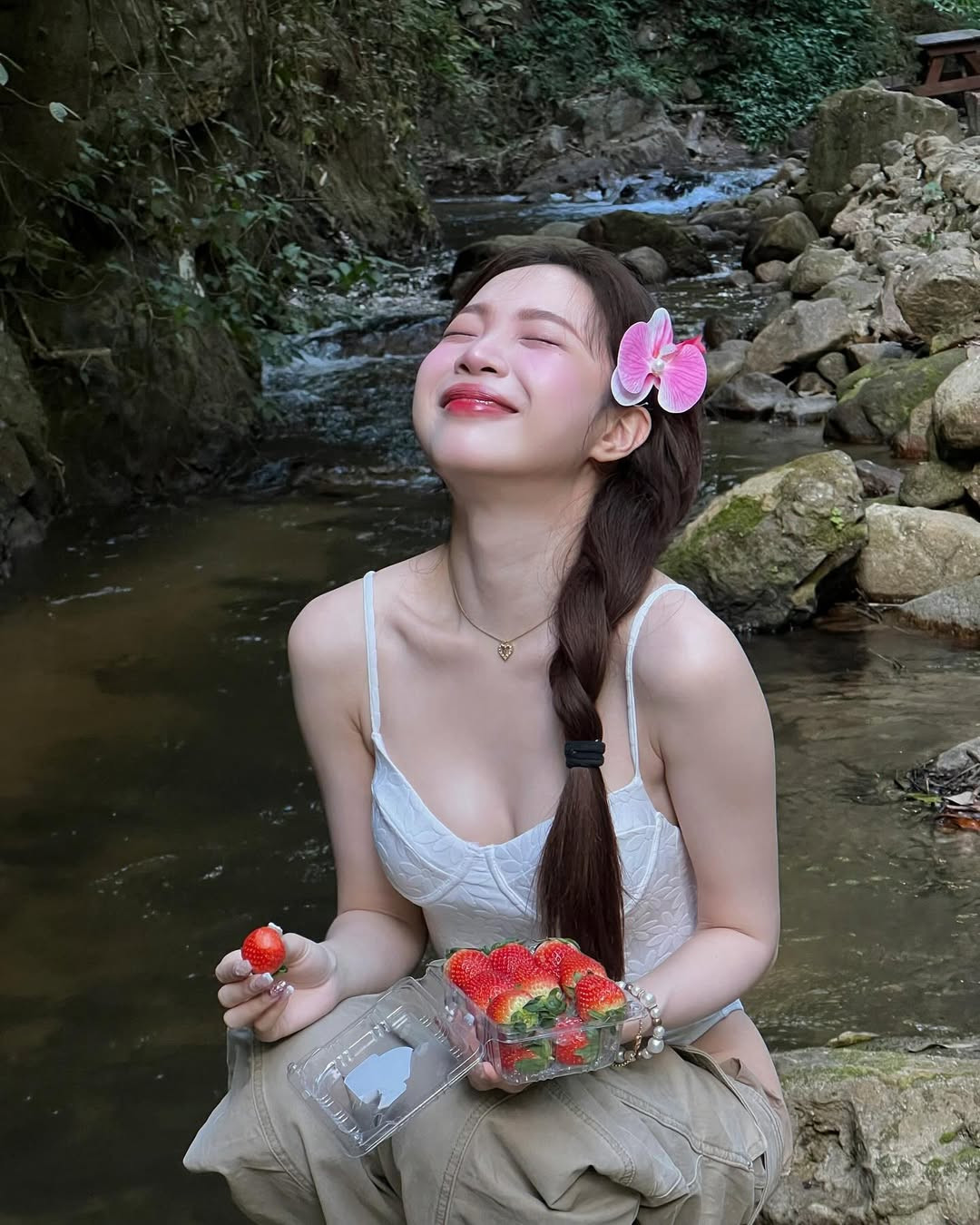 Trong những bức ảnh đời thường, Cardncyn chủ yếu lựa chọn lối trang điểm trong trẻo, làm tôn lên đường nét tự nhiên của gương mặt.