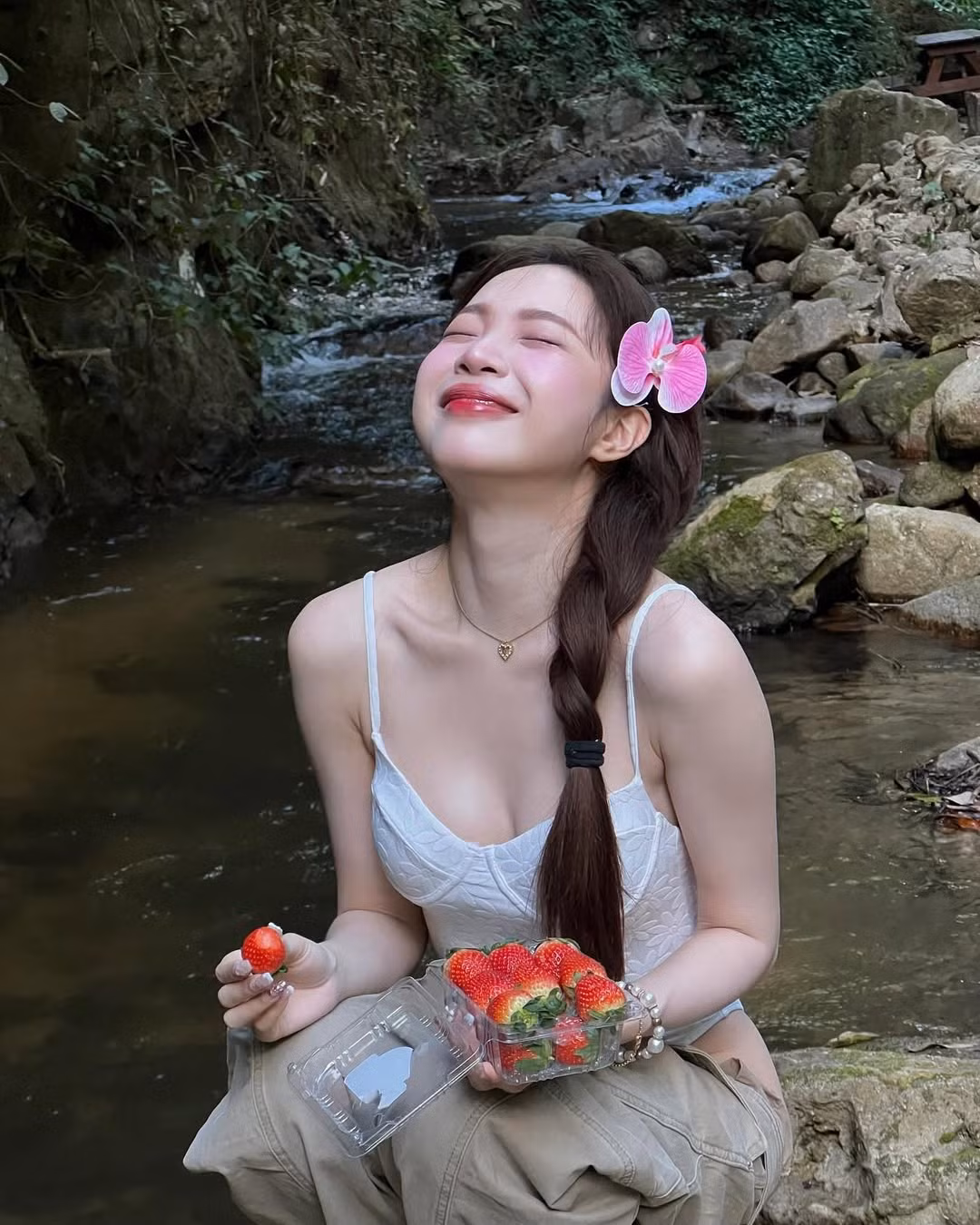 Trong những bức ảnh đời thường, Cardncyn chủ yếu lựa chọn lối trang điểm trong trẻo, làm tôn lên đường nét tự nhiên của gương mặt.