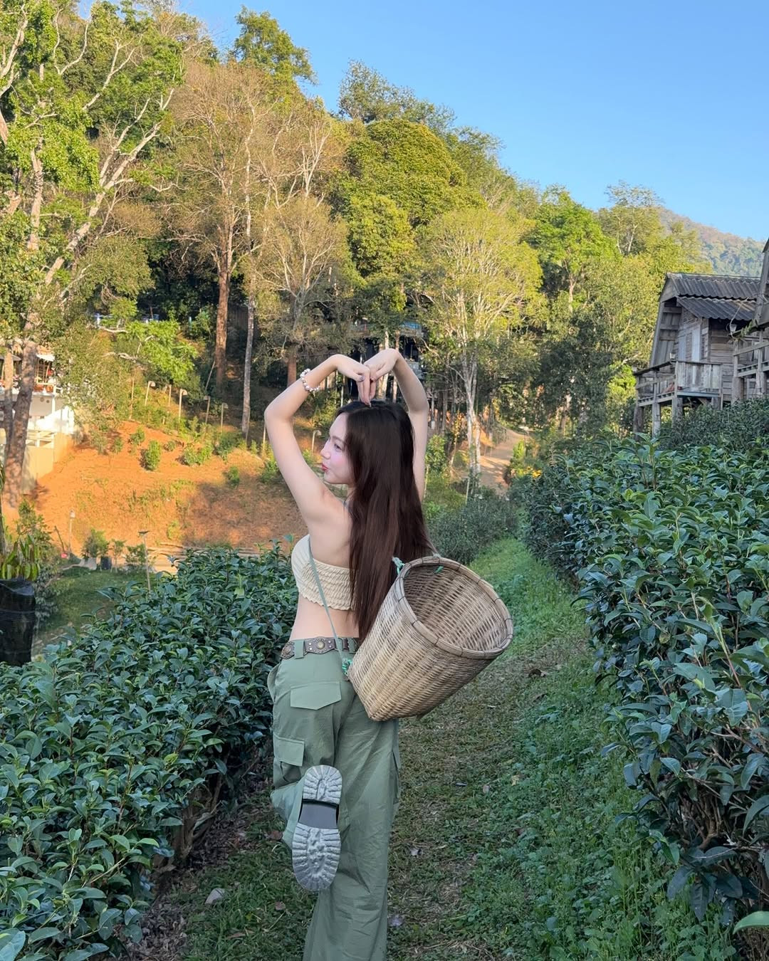 Diện thiết kế áo táo bạo, Cardncyn khoe trọn vòng eo con kiến cùng nhan sắc trong trẻo, ngọt ngào.