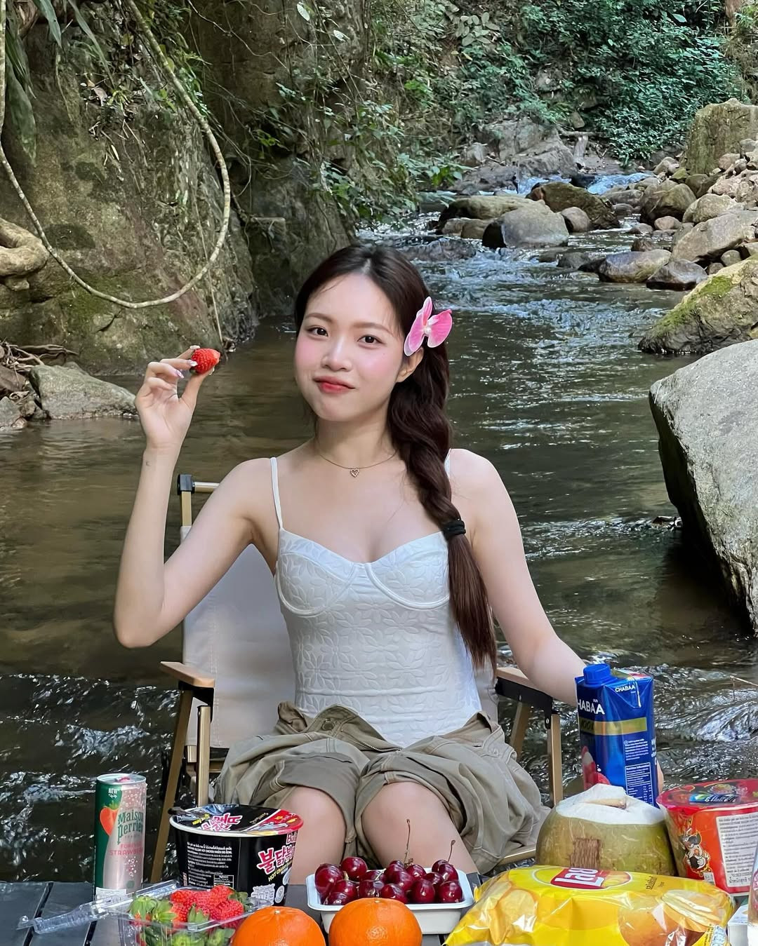 Những thiết kế ôm sát cơ thể cũng được nàng hot girl mạng ưa diện.