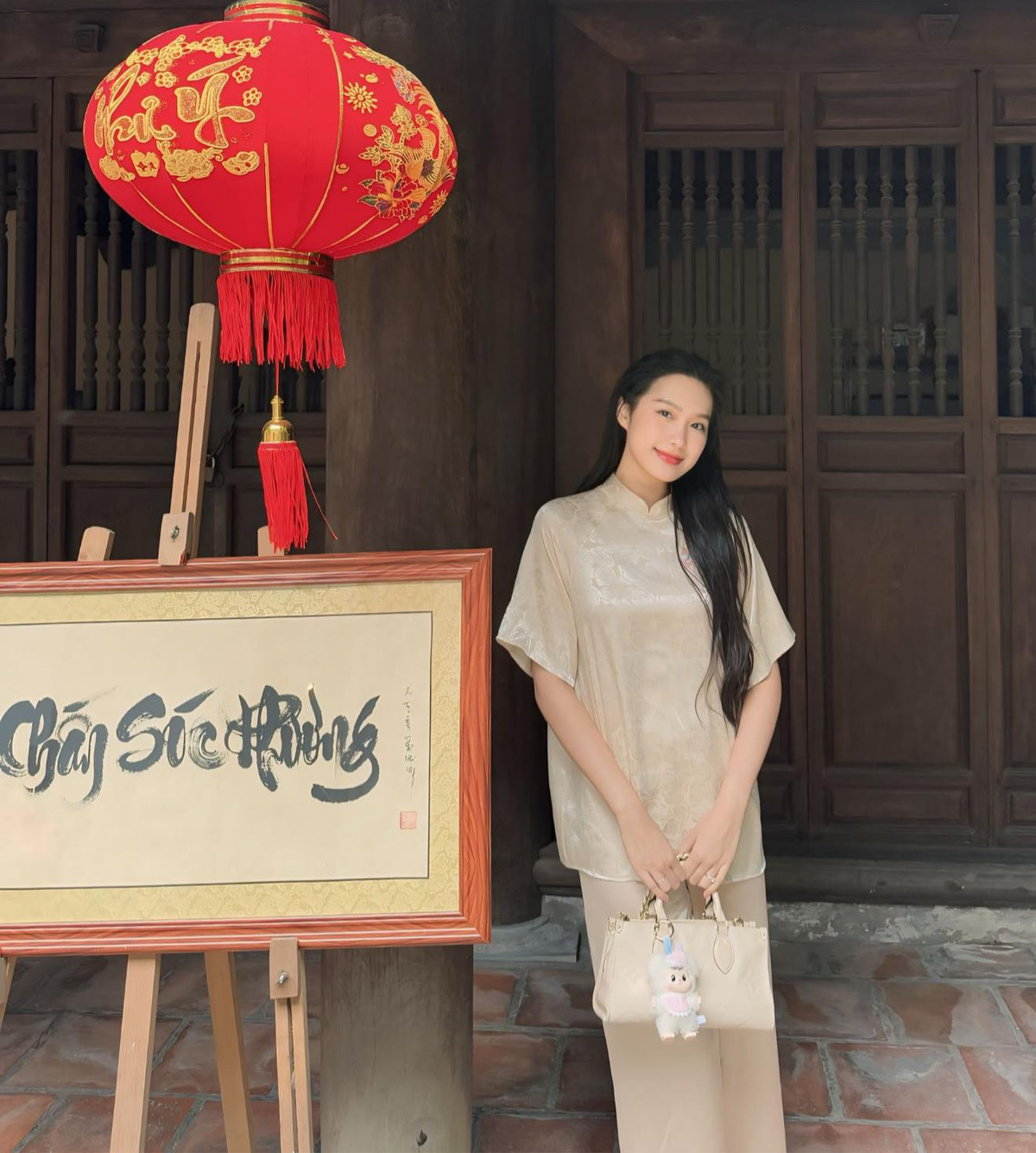 Cô nàng gây ấn tượng với vẻ đẹp nhẹ nhàng, trong trẻo, dễ gây thiện cảm với người đối diện.