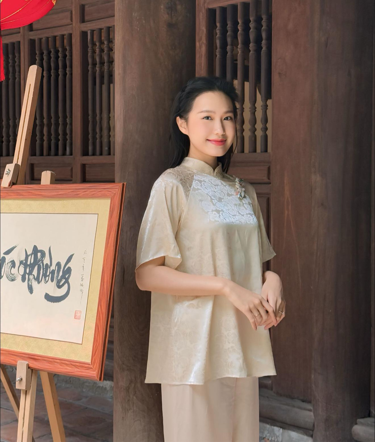 Trong bộ pháp phục kết hợp quần lụa mềm mại, vợ Đoàn Văn Hậu khoe nét đẹp đằm thắm, trang nhã của người phụ nữ Việt Nam truyền thống