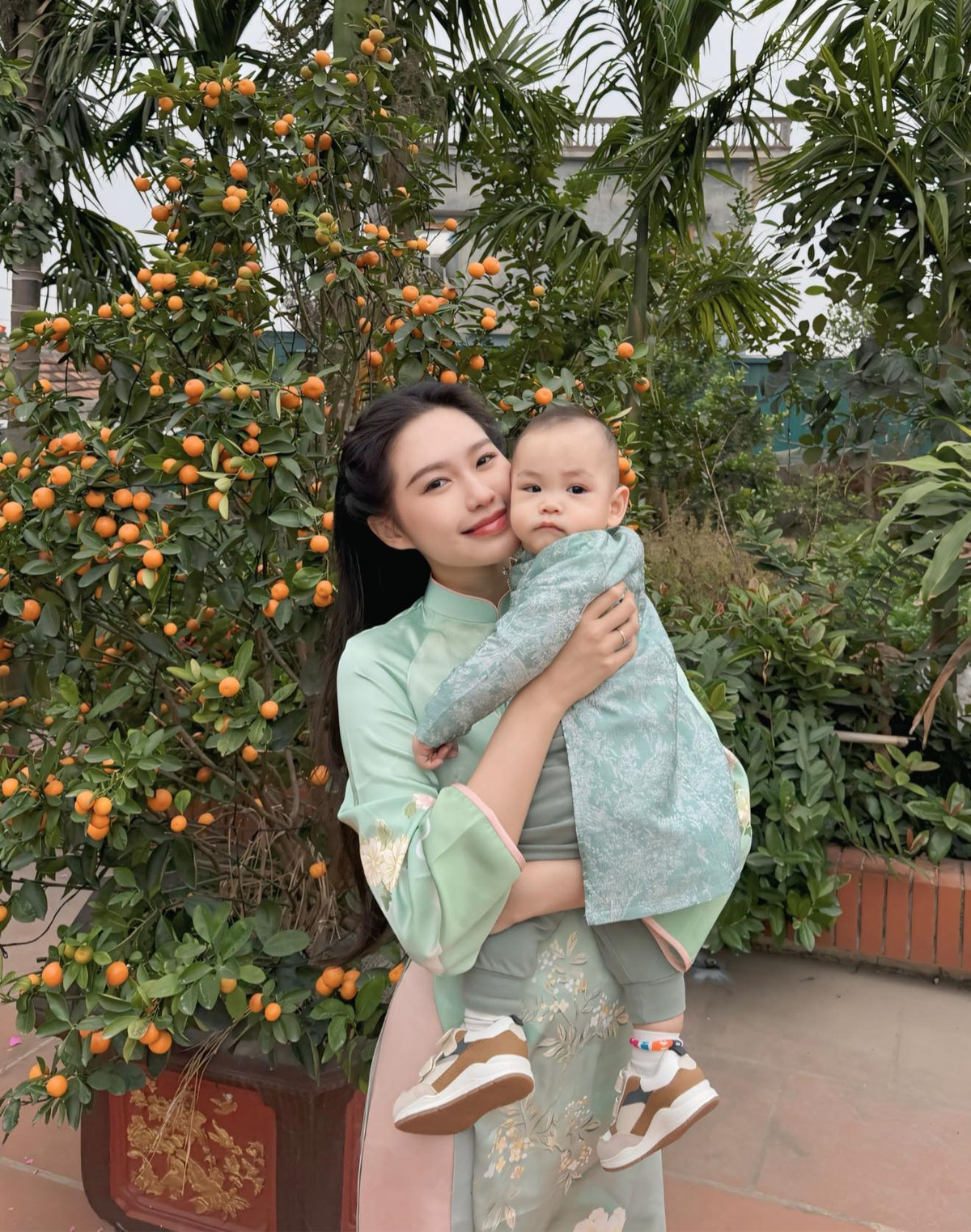 Bà xã Đoàn Văn Hậu thường được khen về khí chất nhẹ nhàng, học thức chuẩn tiểu thư gia đình nề nếp, được rèn luyện phong thái từ nhỏ.