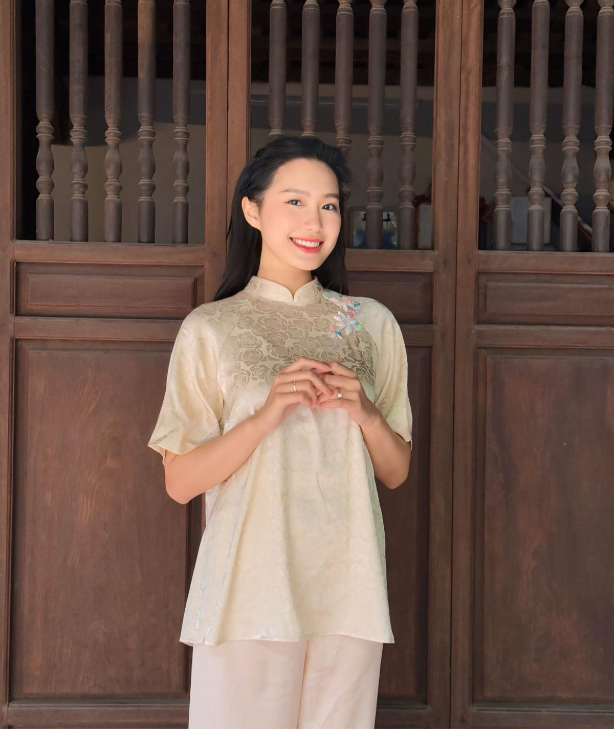 Nàng tiểu thư Hà thành chỉ trang điểm nhẹ nhàng, mái tóc tạo kiểu buông lơi vẫn đủ thu hút.