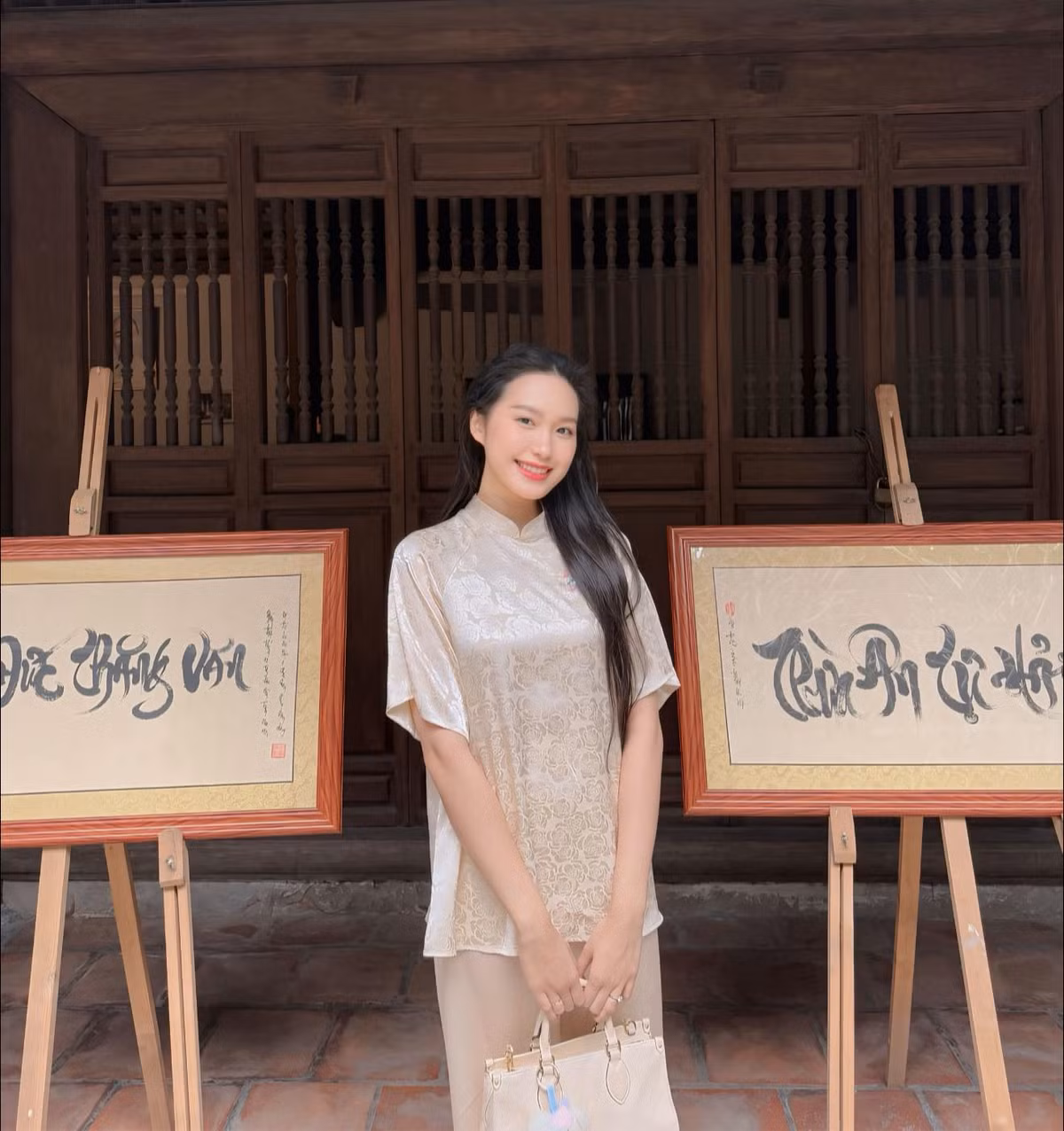 Sau khi sinh em bé Doãn Hải My nhanh chóng lấy lại vóc dáng thon gọn, cô nàng còn được nhiều người nhận xét "gái một con mòn con mắt" khi nhan sắc ngày càng mặn mà, thăng hạng.