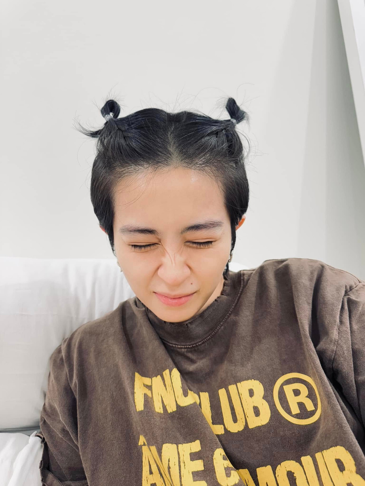 Mới đây, Xoài Non còn dành riêng một bài đăng gắn thẻ Gil Lê: "Bé Trúc nhà em còn nhỏ nên hay mắc cỡ".