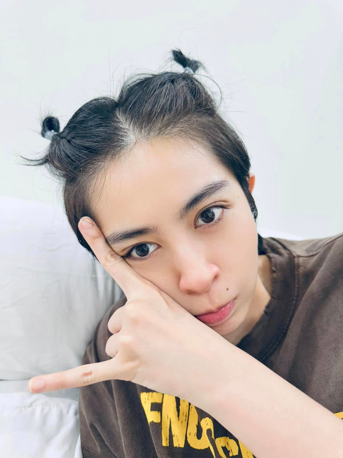 Trong loạt ảnh, Gil Lê được Xoài Non cột tóc hai búi vô cùng đáng yêu. Khoảnh khắc đáng yêu của Gil Lê được Xoài Non bắt trọn. Ở phần bình luận, không ít người phải xuýt xoa trước màn "phát cẩu lương" này của cặp đôi.