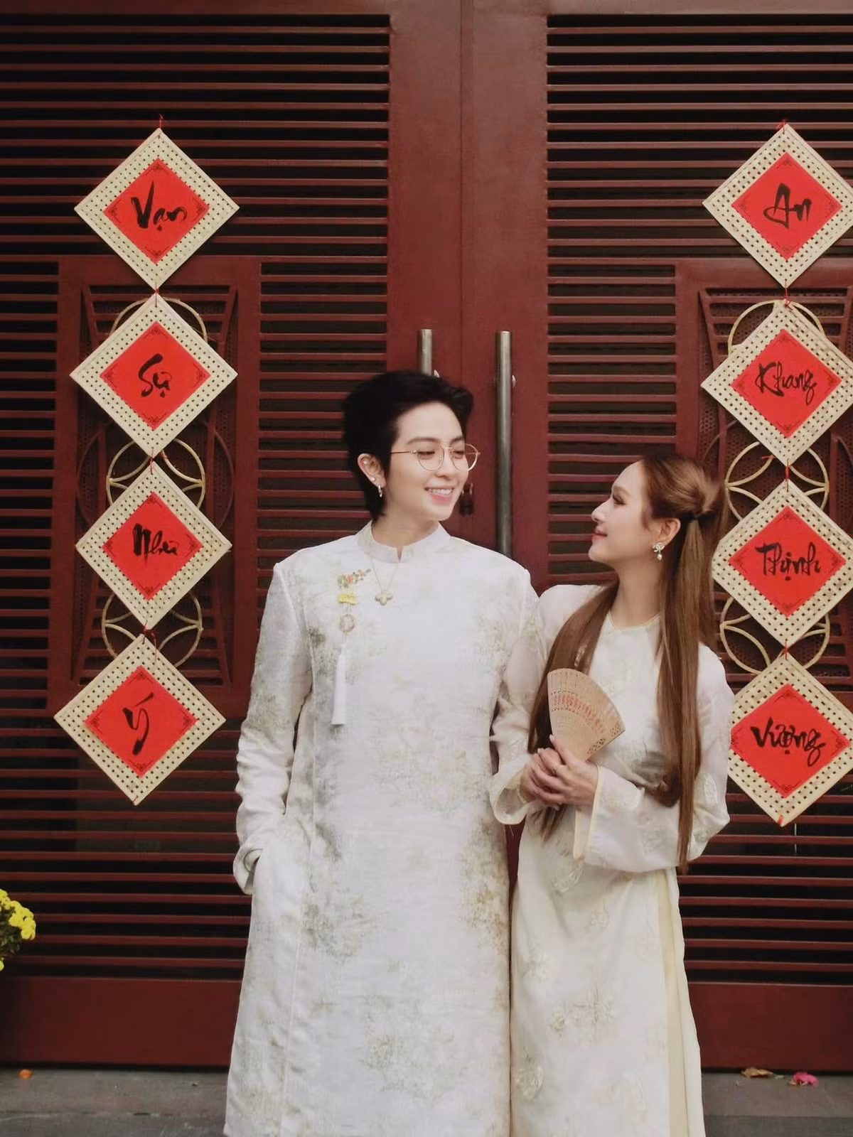 Trong loạt ảnh, Xoài Non và Gil Lê diện áo dài đôi tone màu nhã nhặn.