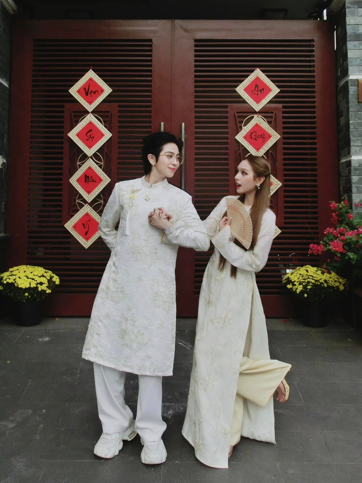 Cả 2 trao nhau những ánh mắt tình cảm, cùng tạo dáng dễ thương.