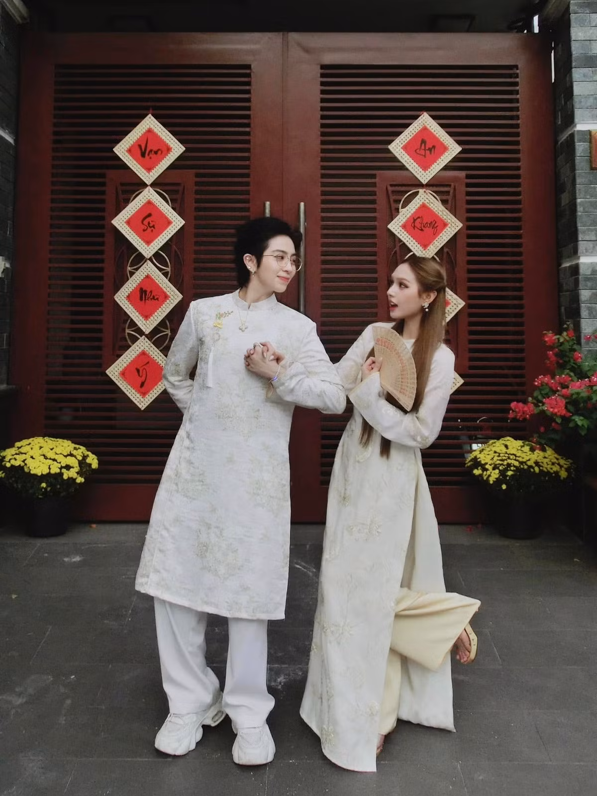 Cả 2 trao nhau những ánh mắt tình cảm, cùng tạo dáng dễ thương.