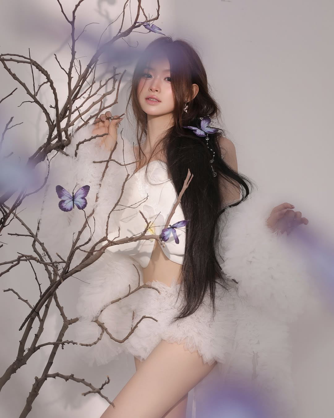 Mia Hương sở hữu thân hình nhỏ nhắn.