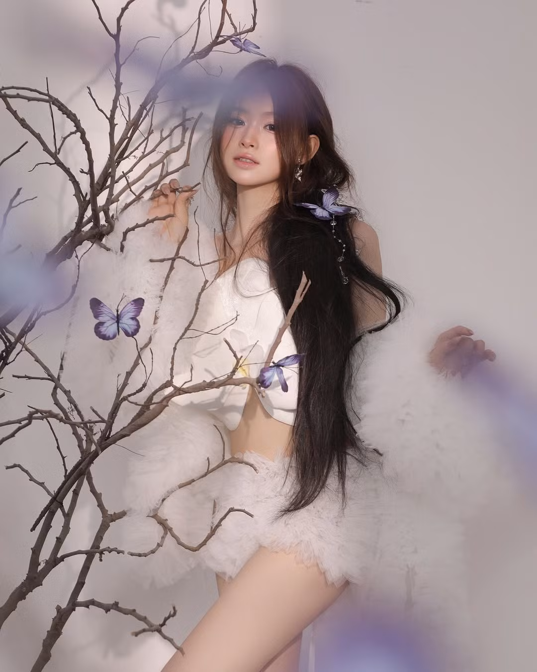 Mia Hương sở hữu thân hình nhỏ nhắn.